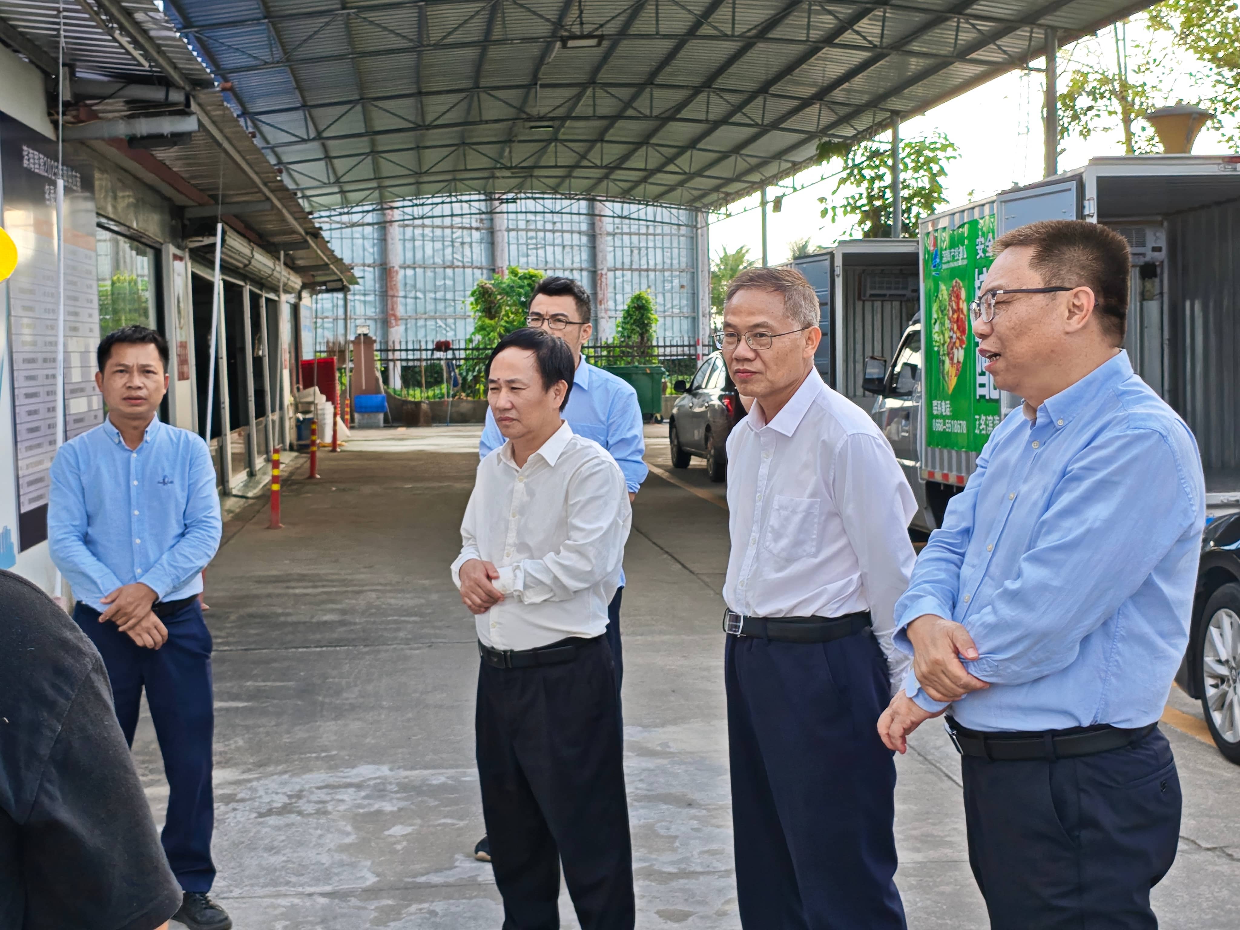茂名滨海新区管委会党工委委员、总工程师、二级调研员张有钦率队到茂名滨海产业投资集团有限公司检查督导食品安全工作